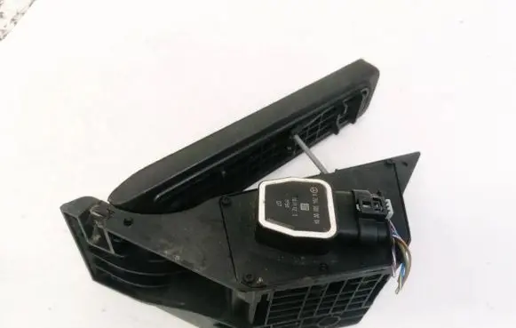 Mercedes-Benz E W212 Accelerator throttle pedal A2043000004