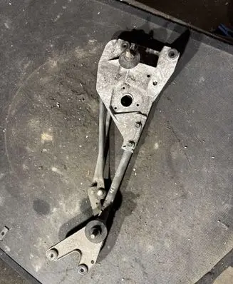Nissan X-Trail T30 Front wiper linkage 