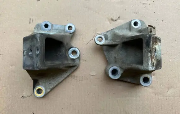 Mitsubishi Pajero Engine mounting bracket MD367196 MD367195