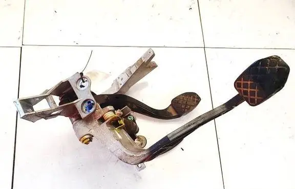Volkswagen PASSAT B5.5 Brake pedal 8D1721117N