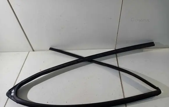 Renault Zoe Front door glass trim molding 803300513R