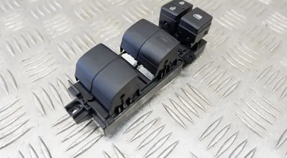Toyota Yaris XP210 Electric window control switch 840400D030