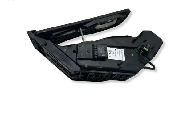 Mercedes-Benz E W213 Accelerator throttle pedal A1673000400