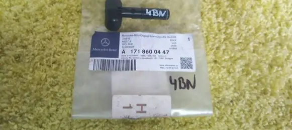 Mercedes-Benz CLC CL203 Headlight washer spray nozzle A1718600447