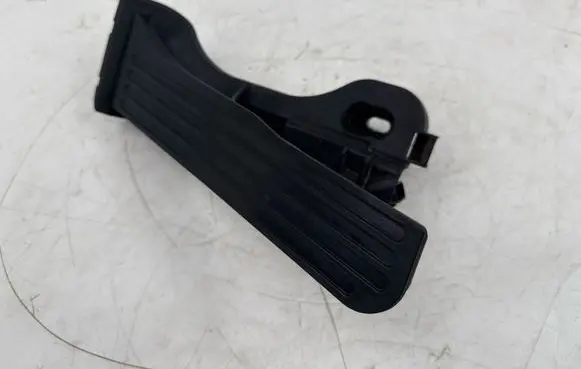 Accelerator throttle pedal