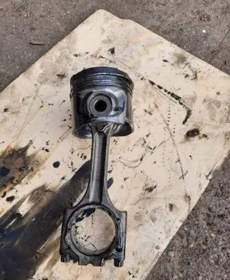 Volvo S60 Piston with connecting rod 81L79