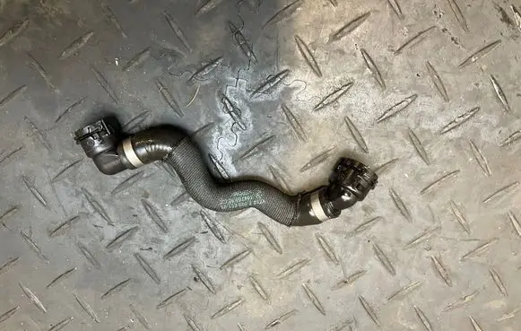 BMW 6 F12 F13 Engine coolant pipe/hose 7592651