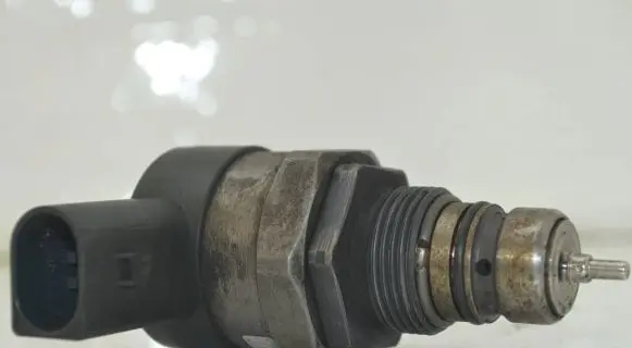 Audi A4 S4 B7 8E 8H Fuel pressure regulator 057130764F 13515236 0281002854