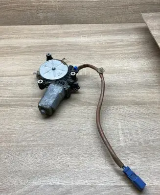 Honda CR-V Rear door window regulator motor WR512V