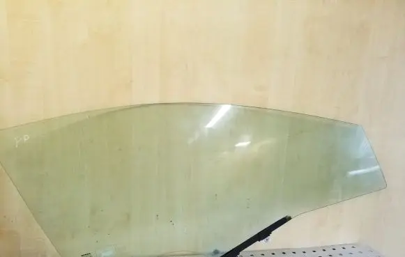 Honda Civic Front door window glass four-door