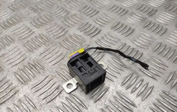 Audi A4 S4 B8 8K Battery relay fuse 4F0915519