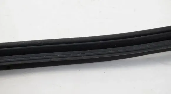 Toyota Hilux (AN10, AN20, AN30) Trunk rubber seal (body) 8W6827705