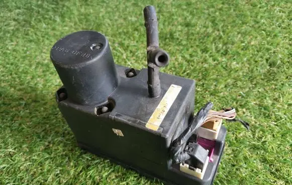 Audi A6 S6 C4 4A Central locking vacuum pump 4A0862257F