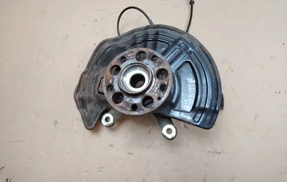 Mercedes-Benz CLA C117 X117 W117 Front wheel hub A2464210820