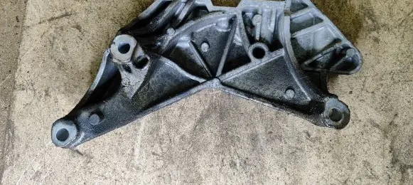 Volkswagen PASSAT CC Engine mounting bracket 06J199207P