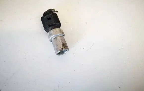 Volkswagen PASSAT B6 Air conditioning (A/C) pressure sensor 