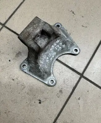 BMW 5 E60 E61 Engine mounting bracket 6776667 13807410