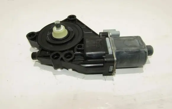 Hyundai ix20 Front door window regulator motor 824501P000