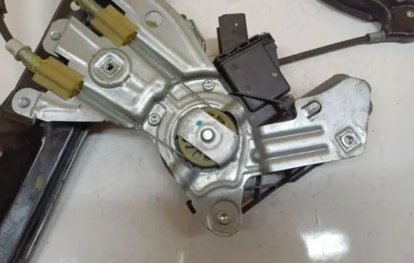 Opel Meriva B Front door window regulator motor M11279D00