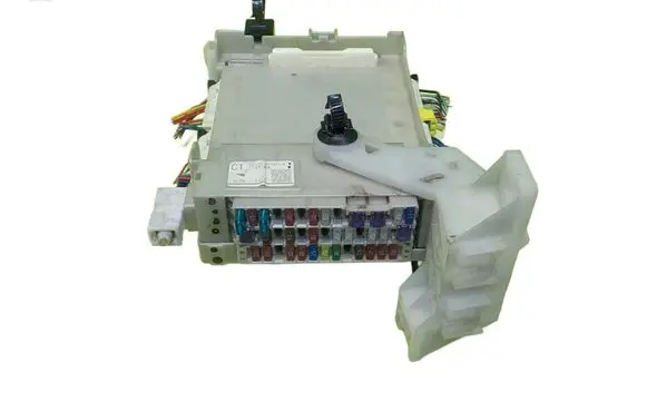 Toyota Prius (XW30) Fuse box set 8273047440A BEZPIECZNIKOW