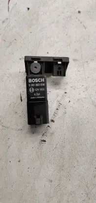 Volkswagen PASSAT B6 Glow plug pre-heat relay 0281003038
