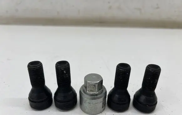 BMW i4 Anti-theft wheel nuts and lock 