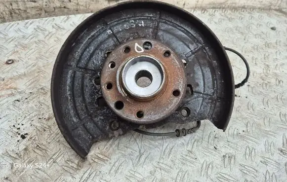Opel Meriva B Front wheel hub 132620 13262091