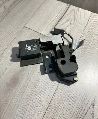 BMW 5 E39 Tailgate window lock/catch/latch 8120419
