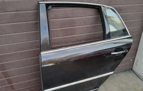 Volkswagen Phaeton Rear door