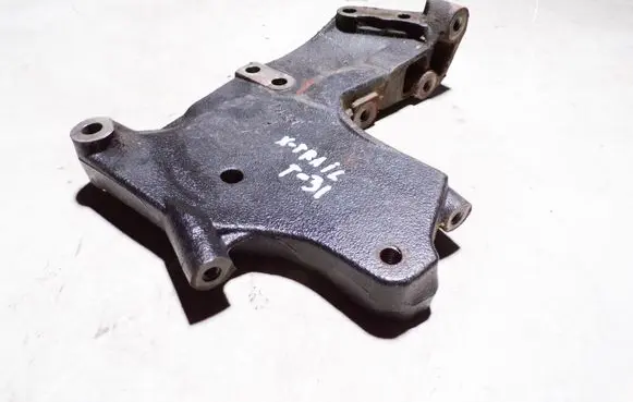 Nissan X-Trail T31 Engine mounting bracket