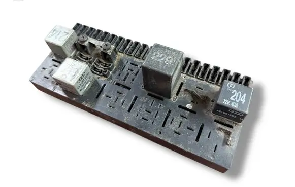 Volkswagen Golf II Fuse module 443941822A