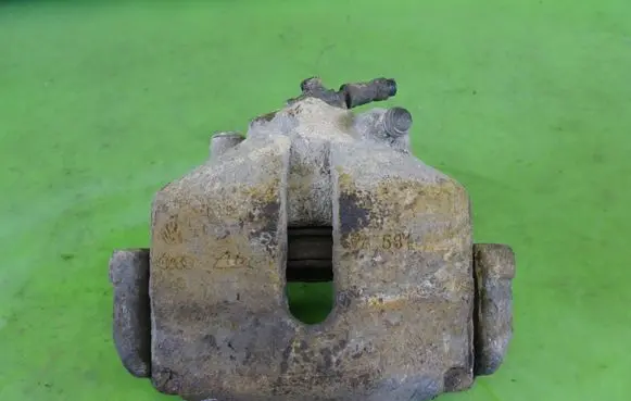 Volkswagen PASSAT B6 Front brake caliper