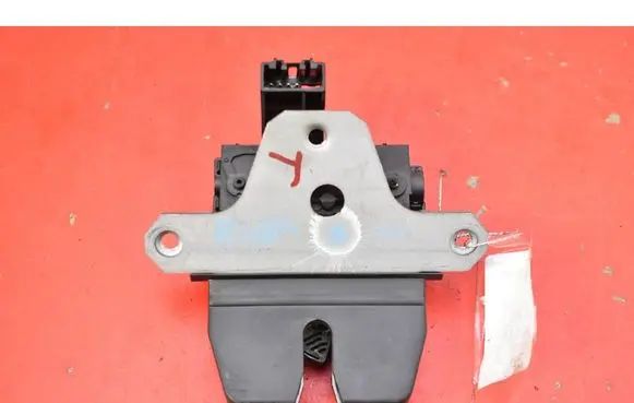 Ford Focus Tailgate/trunk/boot lock/catch/latch 8M51-R442A66-AC