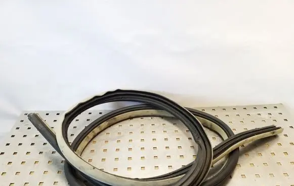 Chrysler 300 - 300C Rear door rubber seal (on body) 