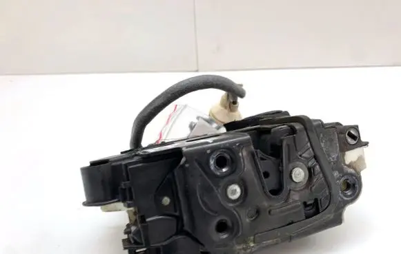 Volkswagen Golf VII Front door lock 5K1837016D