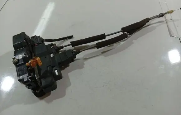 Chevrolet Captiva Front door lock 