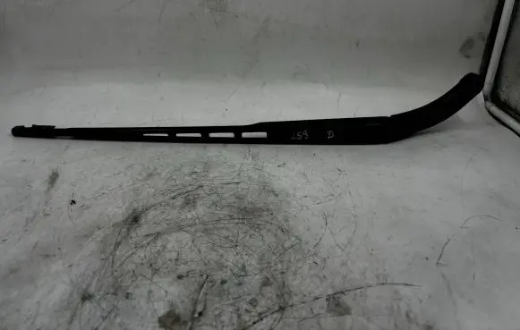Front wiper blade arm