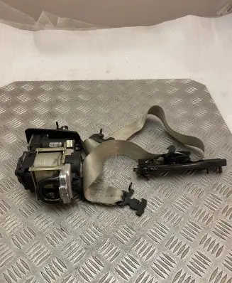 Volvo XC90 Front seatbelt 32131154