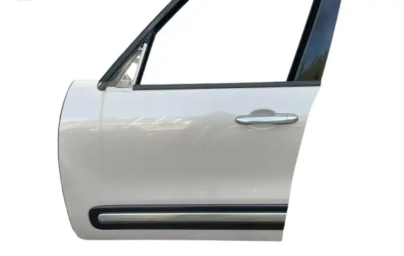 Fiat 500L Front door