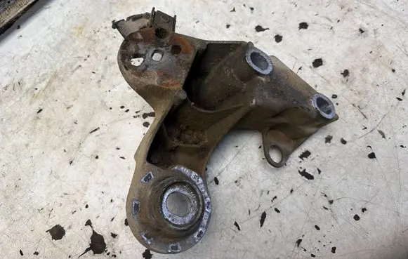 Audi A4 S4 B5 8D Engine mounting bracket 8D0199352H