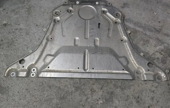 BMW 5 G60 G61 Engine splash shield/under tray 6898654