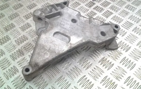 Volkswagen Golf V Engine mounting bracket 03G199207E