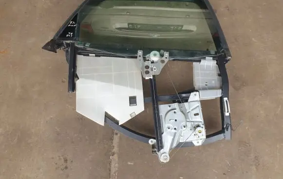 Rear door manual window regulator