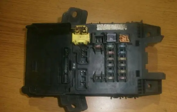 Toyota Avensis T220 Fuse box set 8273005020