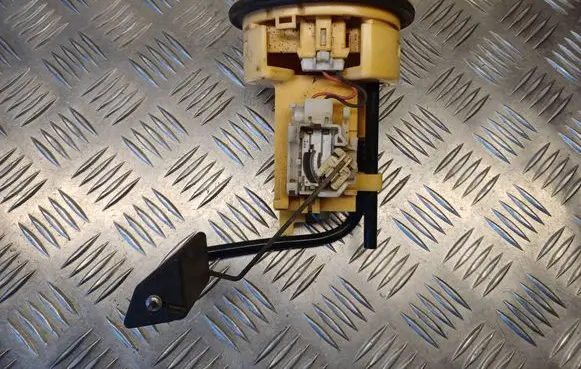 Toyota Corolla Verso E121 Fuel level sensor 770100F010