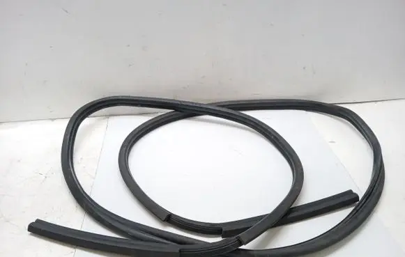 Land Rover Discovery 3 - LR3 Engine compartment rubber DD12644
