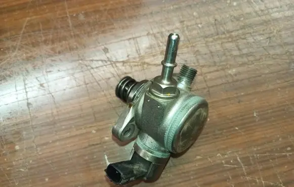 Renault Megane IV Fuel injection high pressure pump 166307214R
