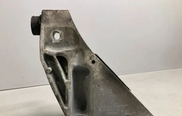 BMW X5 E70 Engine mounting bracket 6772680