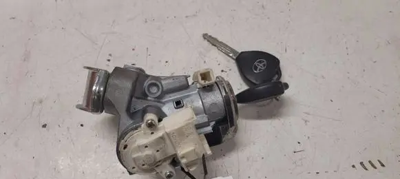 Toyota Avensis T270 Ignition lock 450200203 897830F0100 825592000