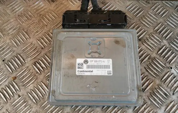 Volkswagen Golf VI Engine control unit/module 03F906070A